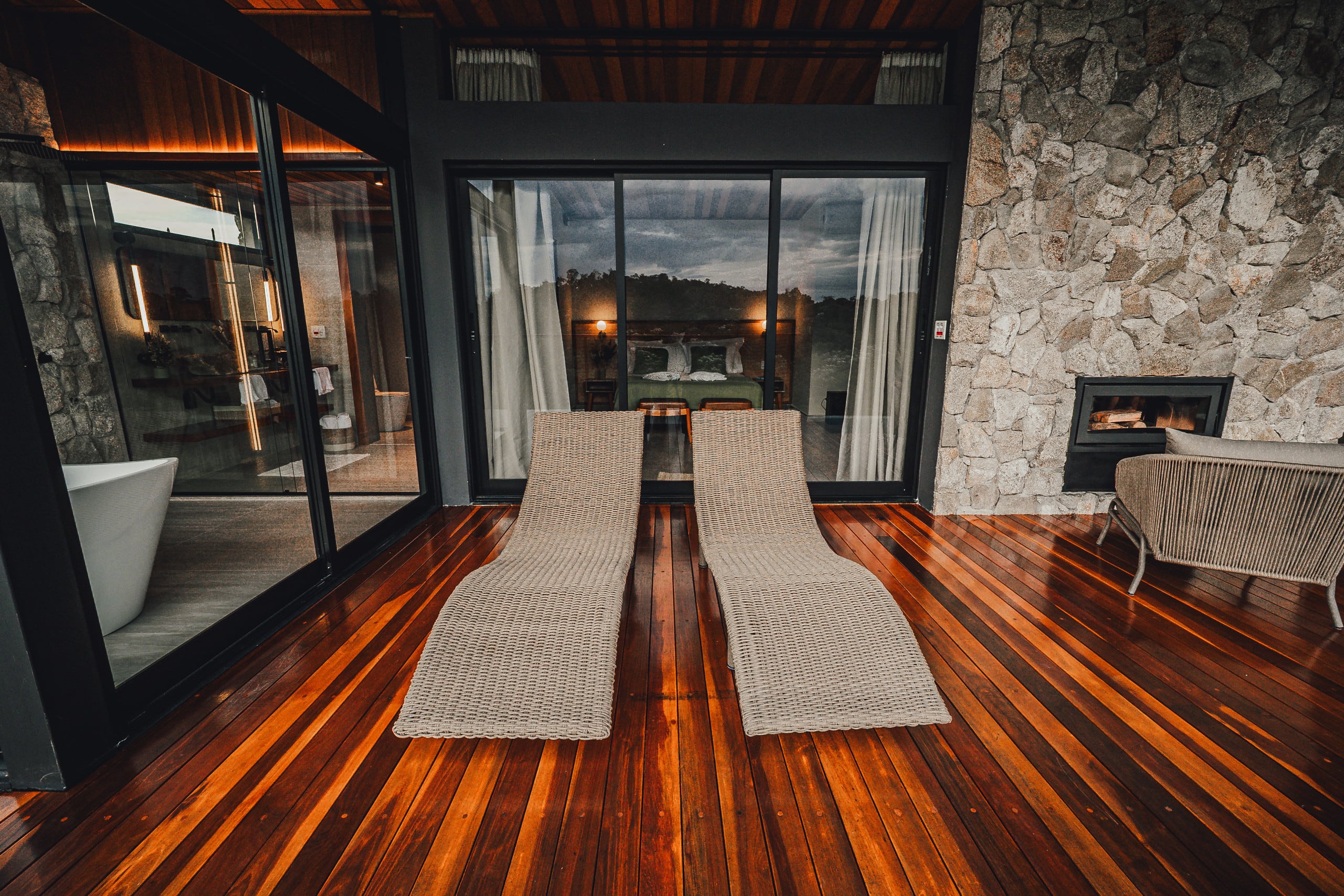 Deck com espreguiçadeiras e lareira